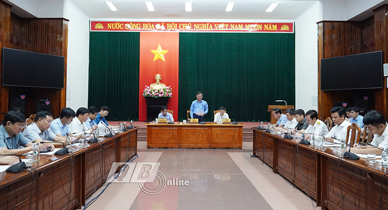  Đồng chí Chủ tịch UBND tỉnh Trần Thắng phát chỉ đạo tại cuộc họp.