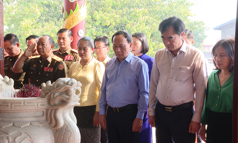 Đồng chí Phó Bí thư Thường trực Tỉnh ủy Trần Hải Châu cùng đoàn công tác dâng hương tại Đền tưởng niệm liệt sỹ và chuyên gia tình nguyện Việt Nam hy sinh trên đất bạn Lào.