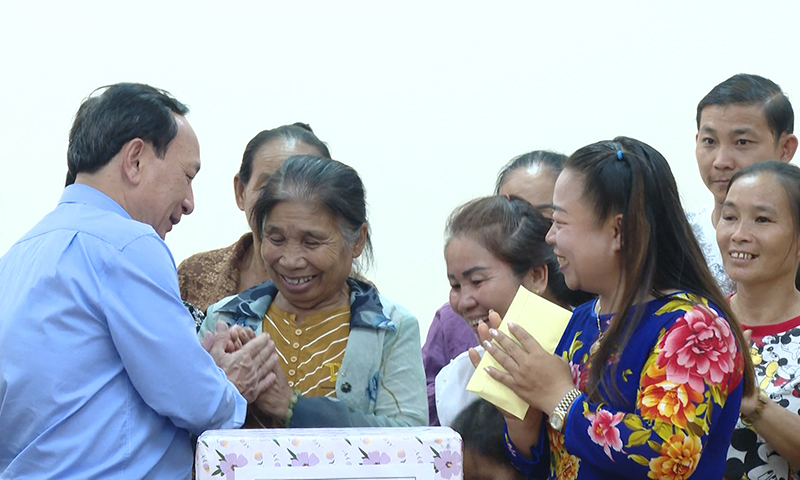 Đồng chí Phó Bí thư Thường trực Tỉnh ủy Trần Hải Châu thăm, động viên bà con người Việt đang sinh sống tại bản Xiềng Vang, huyện Noỏng Bốc, tỉnh Khăm Muồn (Lào).