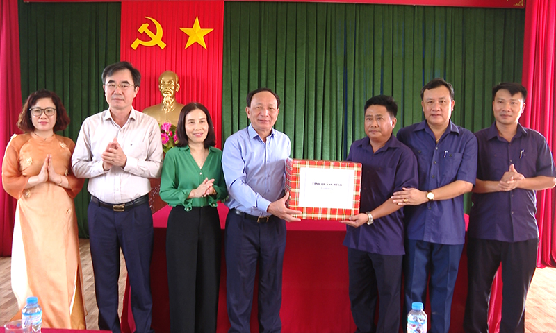 Đồng chí Phó Bí thư Thường trực Tỉnh ủy Trần Hải Châu tặng quà cán bộ, chiến sỹ Đội 589, Bộ Chỉ huy Quân sự tỉnh Quảng Bình.