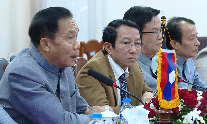 Đồng chí Phó Bí thư, Chủ tịch HĐND tỉnh Khăm Muồn Bun-mi Phim-mạ-sỏn, phát biểu tại buổi hội đàm.