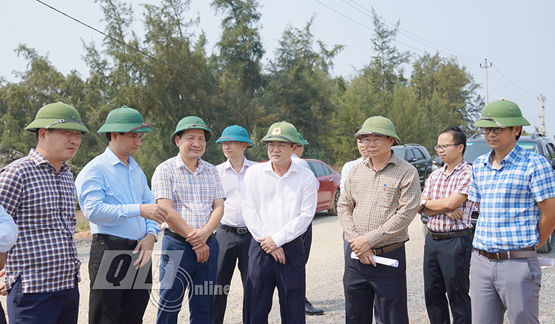 Đồng chí Phó Chủ tịch UBND tỉnh Phan Phong Phú kiểm tra thực địa dự án phát triển quỹ đất tại xã Ngư Thủy Bắc (huyện Lệ Thủy).