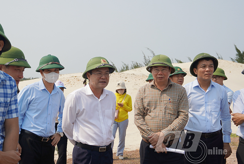 Đồng chí Phó Chủ tịch UBND tỉnh Phan Phong Phú kiểm tra thực địa tại dự án phát triển quỹ đất Khu dân cư xã Cam Thủy (huyện Lệ Thủy).