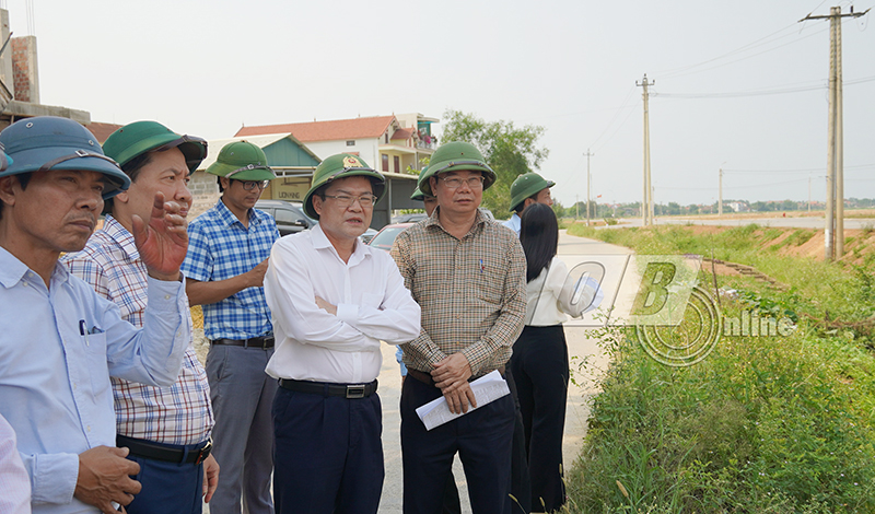 Đồng chí Phó Chủ tịch UBND tỉnh Phan Phong Phú kiểm tra thực địa dự án phát triển quỹ đất tại xã Ngư Thủy Bắc (huyện Lệ Thủy).