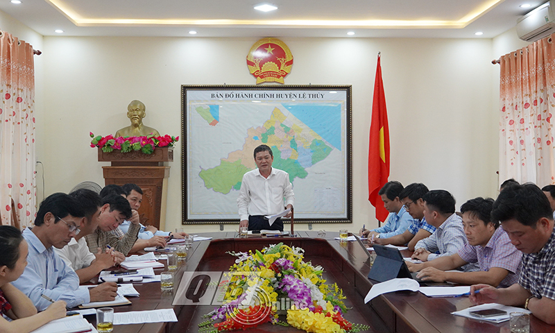 Đồng chí Phó Chủ tịch UBND tỉnh Phan Phong Phú phát biểu kết luận tại buổi làm việc với UBND huyện Lệ Thủy.