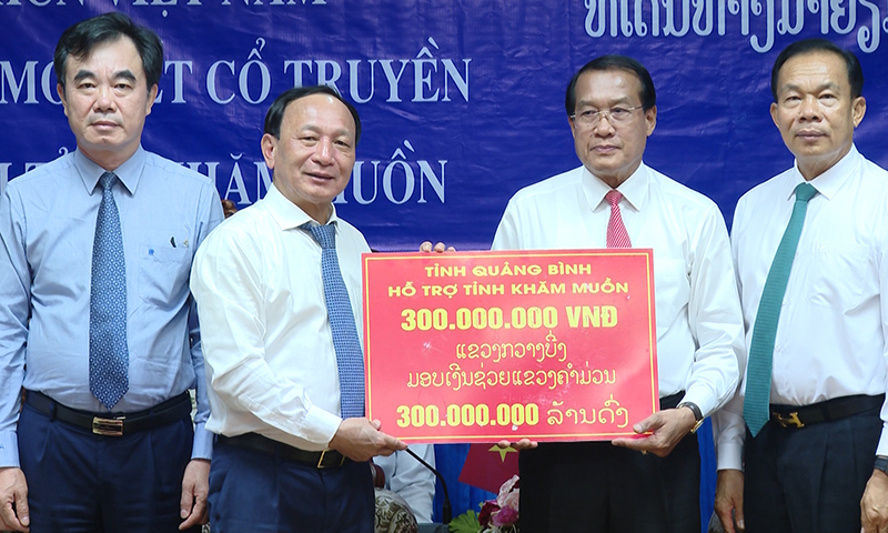 Đồng chí Phó Bí thư Thường trực Tỉnh ủy Trần Hải Châu trao tặng 300 triệu đồng cho tỉnh Khăm Muồn.