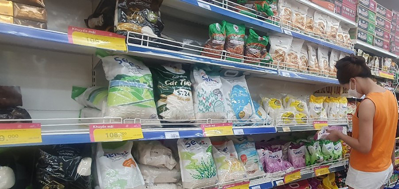 Lựa chọn mua gạo sạch, gạo hữu cơ ở hệ thống các siêu thị đang dần là thói quen của người tiêu dùng.