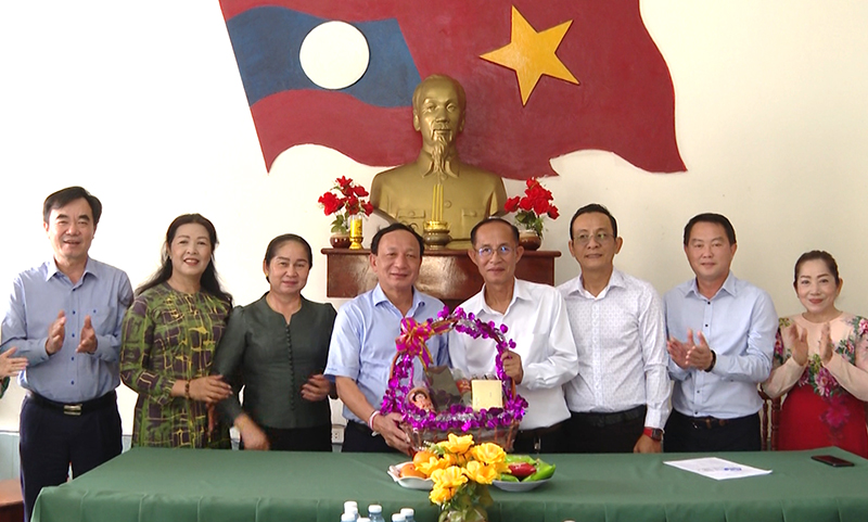 Đồng chí Phó Bí thư Thường trực Tỉnh ủy Trần Hải Châu thăm, tặng quà Hội người Việt Nam tại tỉnh Khăm Muồn.