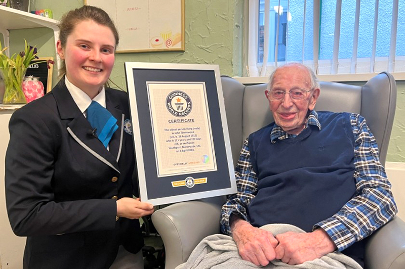 Cụ ông John Alfred Tinniswood, 111 tuổi, chụp ảnh với giấy chứng nhận của Kỷ lục Guinness Thế giới ở Southport, Anh, ngày 4/4. Ảnh: Guinness World Records