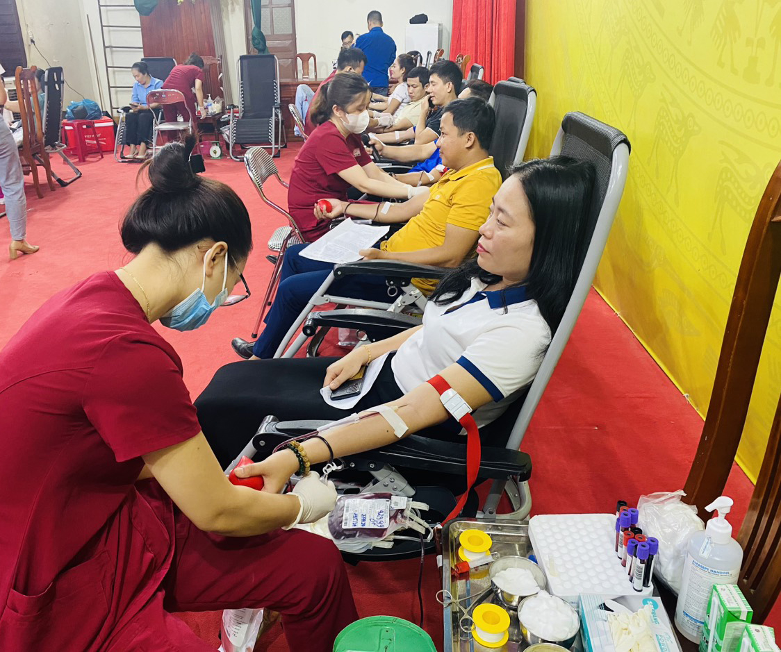 Cán bộ, công chức, viên chức huyện Lệ Thủy tham gia ngày hội hiến máu tình nguyện đợt 1 năm 2024.
