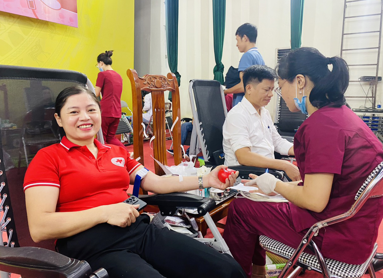 Cán bộ, công chức, viên chức huyện Lệ Thủy tham gia ngày hội hiến máu tình nguyện đợt 1 năm 2024.