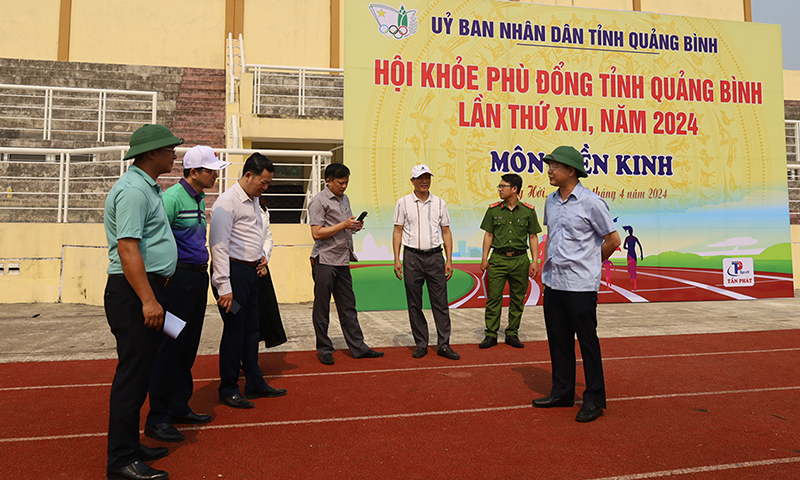 Đồng chí Phó Chủ tịch UBND tỉnh Hoàng Xuân Tân kiểm tra tại sân vận động Đồng Sơn. 