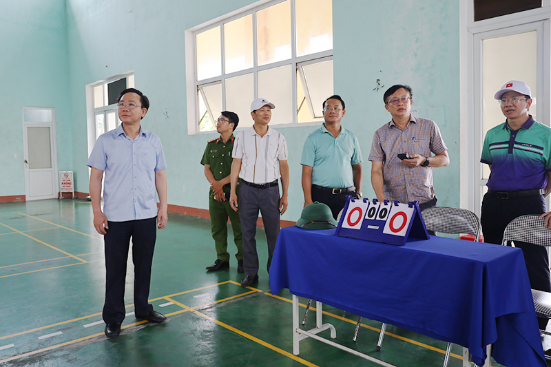 Đồng chí Hoàng Xuân Tân kiểm tra công tác chuẩn bị tại nhà thi đấu Trường THCS Đồng Phú.