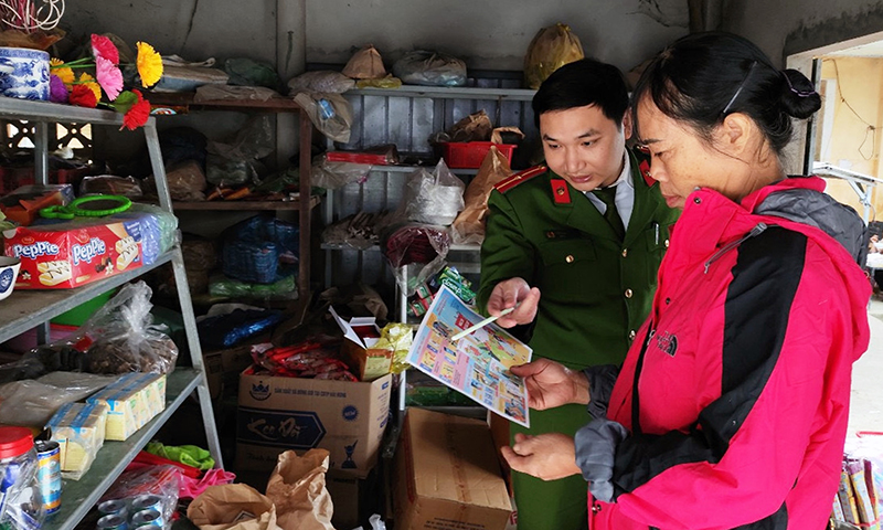 Công an huyện Quảng Ninh tuyên truyền, nhân rộng mô hình “Nhà tôi có bình chữa cháy” tại các địa phương.