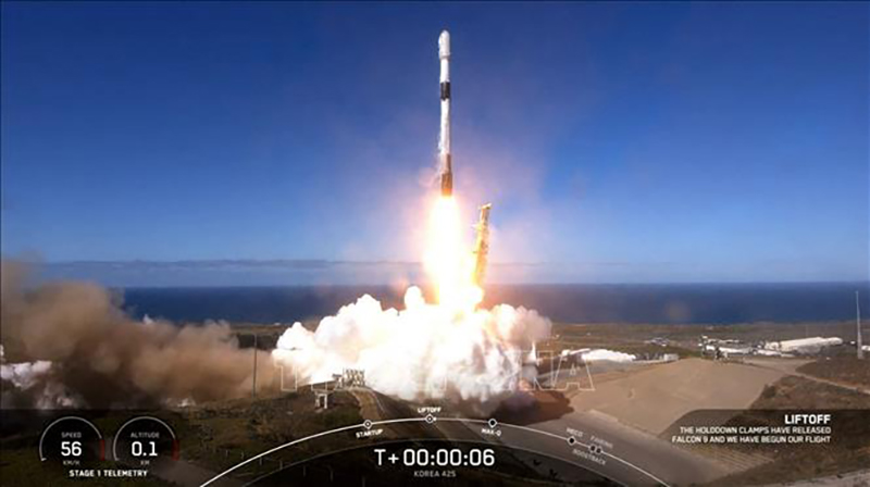 Tên lửa đẩy Falcon 9 của Công ty vũ trụ SpaceX mang theo vệ tinh trinh sát quân sự đầu tiên của Hàn Quốc rời bệ phóng tại Căn cứ Lực lượng vũ trụ Vanderberg ở bang California (Mỹ) ngày 1/12/2023. Ảnh: AFP/TTXVN