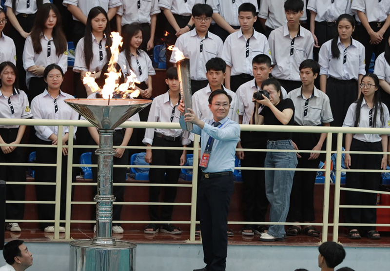 Đồng chí Phó Chủ tịch UBND Hoàng Xuân Tân thắp ngọn đuốc truyền thống tại HKPĐ tỉnh Quảng Bình lần thứ XVI.