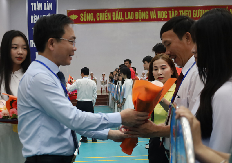 Đồng chí Phó Chủ tịch UBND tỉnh Hoàng Xuân Tân tặng cờ lưu niệm cho các đoàn tham gia thi đấu.