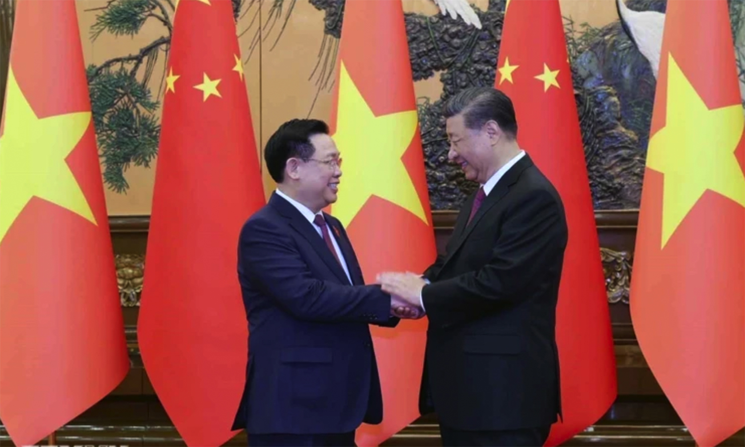 Chủ tịch Quốc hội Vương Đình Huệ hội kiến Tổng Bí thư, Chủ tịch nước Trung Quốc Tập Cận Bình tại Đại lễ đường Nhân dân, Thủ đô Bắc Kinh, Trung Quốc. Ảnh: TTXVN
