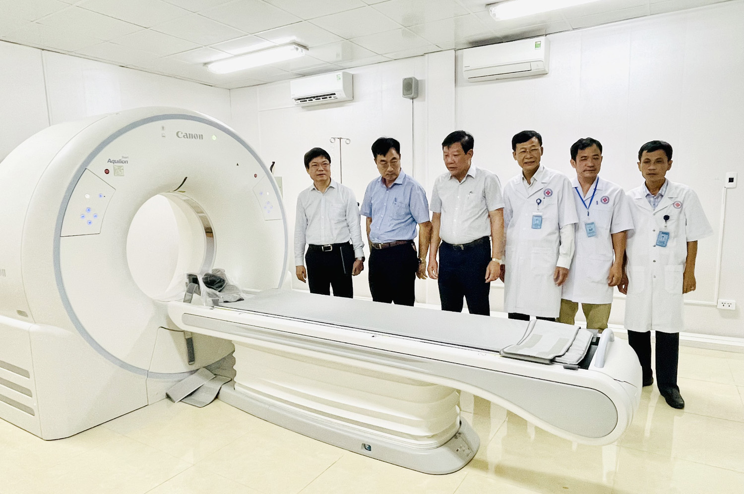 Lãnh đạo Sở Y tế bàn giao hệ thống chụp CT-Scanner tại Bệnh viện đa khoa huyện Quảng Ninh.