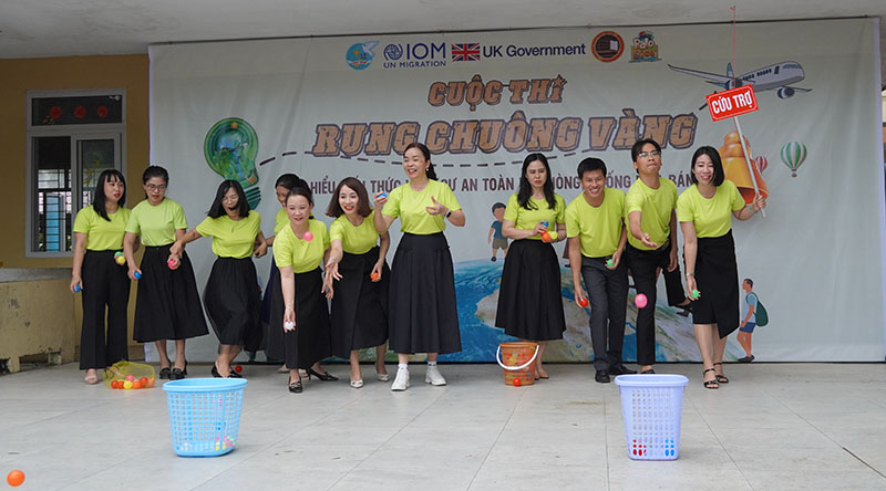 Các thầy cô giáo Trường THPT Đào Duy Từ tham gia phần thi cứu trợ.