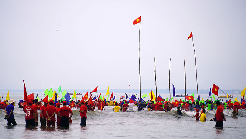 Lễ hội đua thuyền mừng Quốc khánh 2/9 tại làng biển Cảnh Dương.