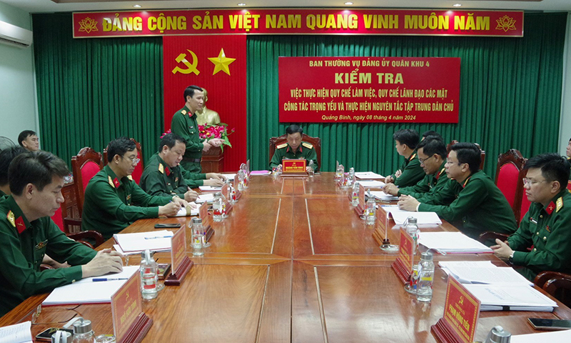 Đồng chí đại tá Đinh Xuân Hướng, Phó Bí thư Đảng ủy, Chỉnh ủy Bộ Chỉ huy Quân sự tỉnh báo cáo kết quả thực hiện các mặt công tác.