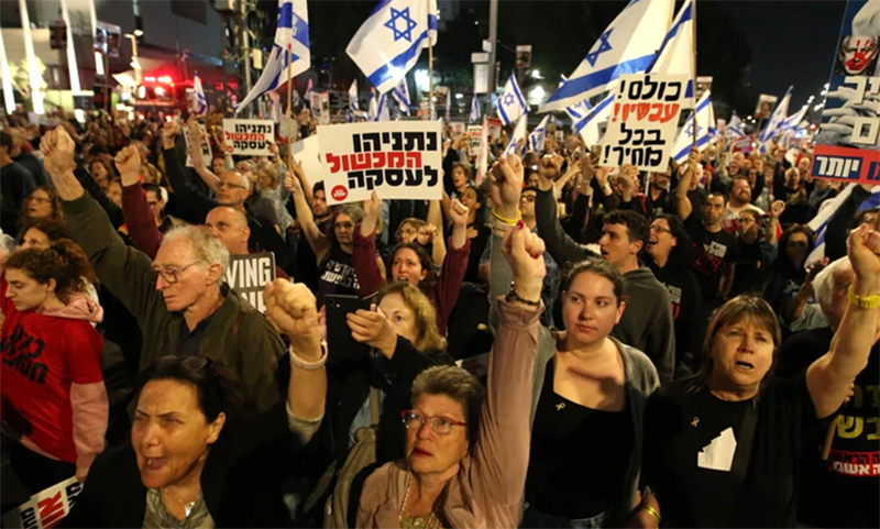 Biểu tình phản đối Thủ tướng Benjamin Netanyahu tại TP Tel Aviv (Israel) hôm 6/4. (Ảnh: ANADOLU AGENCY)