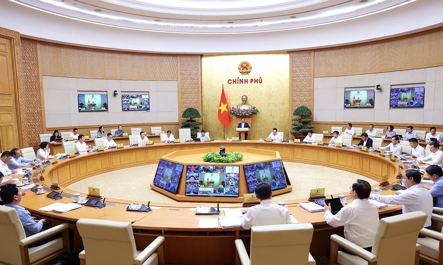 Thủ tướng Phạm Minh Chính chủ trì phiên họp Chính phủ thường kỳ tháng 3/2024 và hội nghị trực tuyến Chính phủ với địa phương. (Ảnh: VGP/Nhật Bắc)