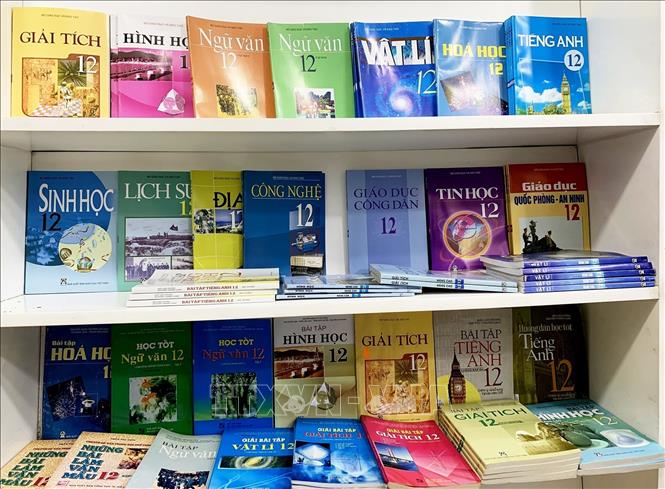 Sách giáo khoa bày bán trong một cửa hàng sách giáo khoa, đồ dùng cho học sinh. Ảnh: Hồng Đạt/TTXVN
