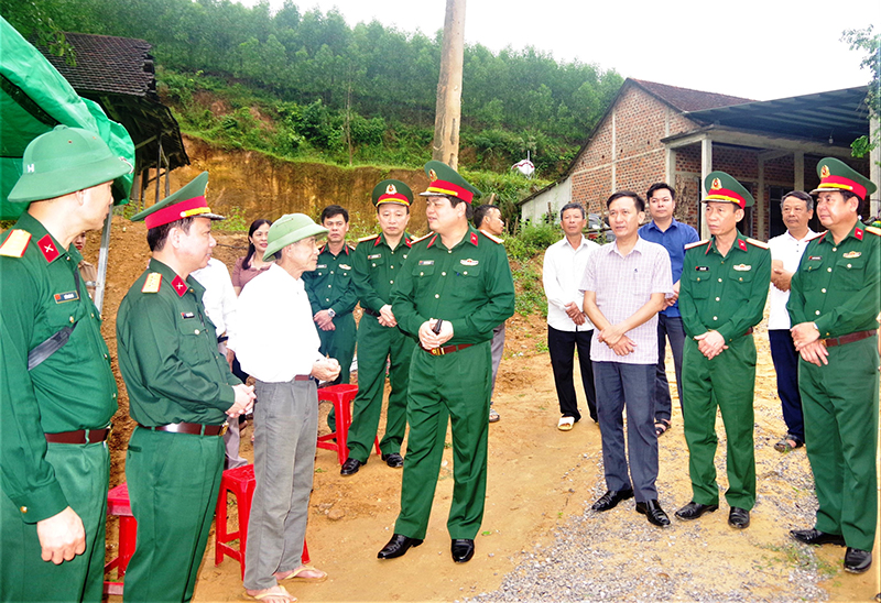 Đoàn công tác kiểm tra mô hình “Cầu nghĩa tình quân dân” tại thôn Bồng Lai, xã Hưng Trạch (Bố Trạch).