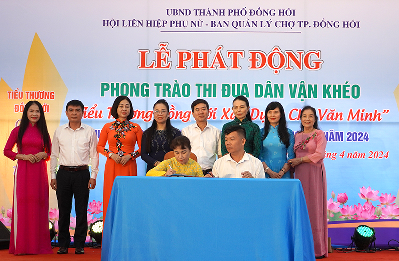 Đại diện các đơn vị ký kết thực hiện phong trào thi đua Dân vận khéo “Tiểu thương Đồng Hới xây dựng chợ văn minh”.