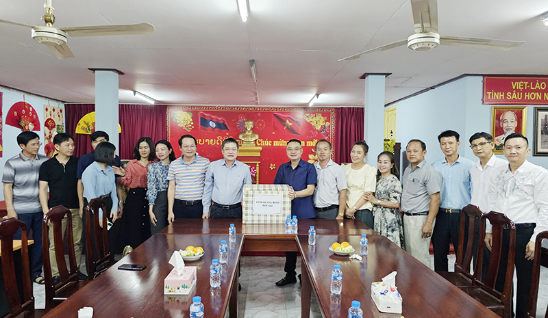Đồng chí Phó Chủ tịch UBND tỉnh Phan Phong Phú tặng quà cho Hội Người Việt Nam tại tỉnh Chăm-pa-sắc