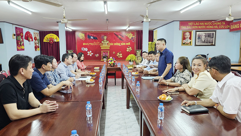  Chủ tịch Hội Người Việt Nam tại tỉnh Chăm-pa-sắc Đồng Công Dũng thông tin với đoàn công tác về tình hình hoạt động của hội trong thời gian qua.