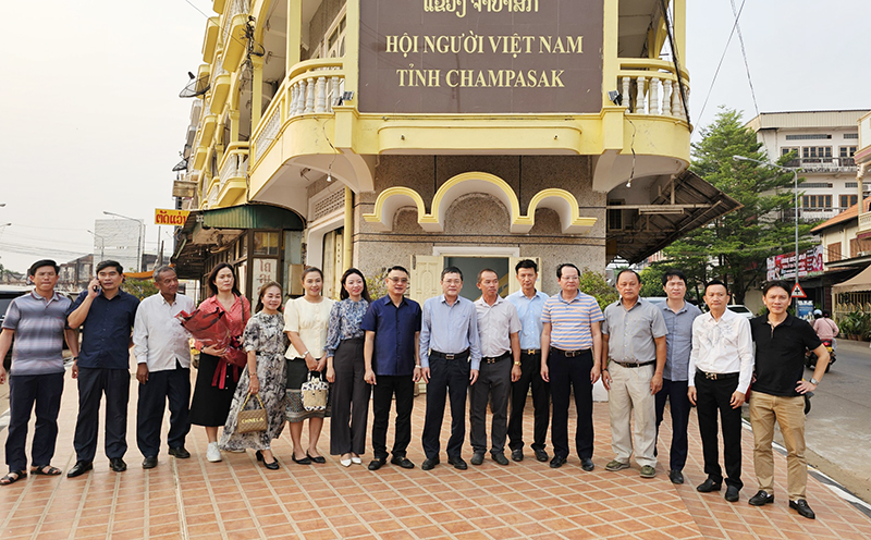 ồng chí Phó Chủ tịch UBND tỉnh Phan Phong Phú tặng quà cho Hội Người Việt Nam tại tỉnh Chăm-pa-sắc