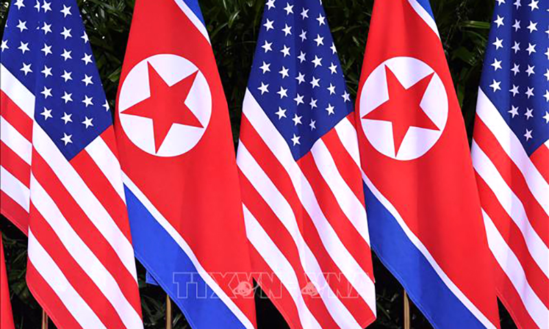 Quốc kỳ Mỹ và Triều Tiên tại Hội nghị thượng đỉnh Mỹ-Triều ở Singapore ngày 12/6/2018. Ảnh tư liệu: AFP/TTXVN