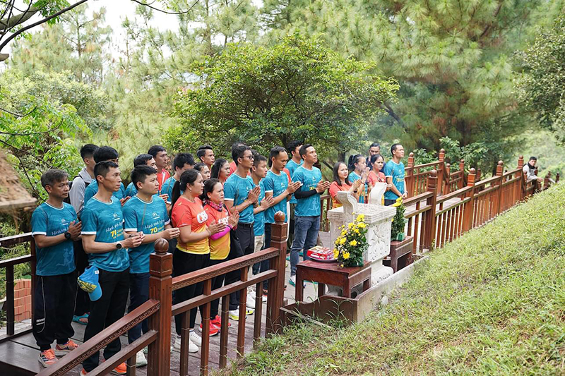 10 VĐV và thành viên CLB Quảng Bình Runners dâng hương viếng mộ Đại tướng Võ Nguyên Giáp tại Vũng Chùa-đảo Yến.