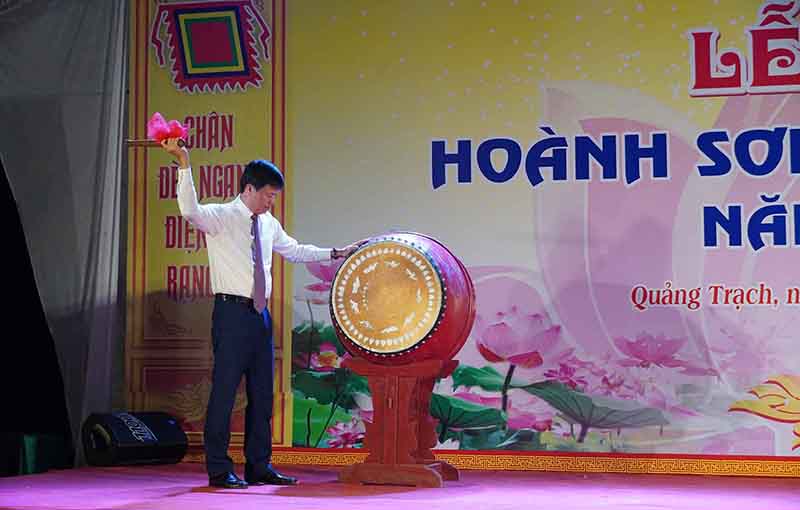 Đồng chí Bí thư Huyện ủy Quảng Trạch Nguyễn Chí Thắng đánh trống khai hội “Hoành Sơn Thánh Mẫu”.