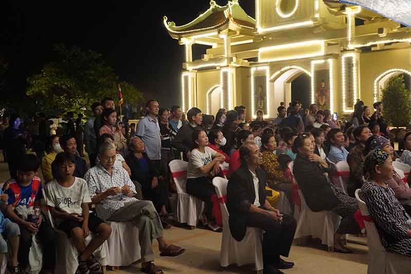 Đông đảo người dân, du khách tham gia lễ hội.