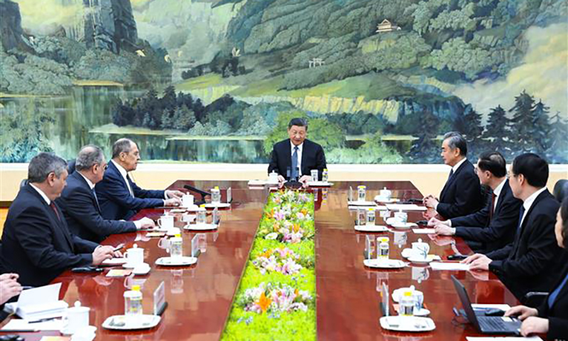 Ngoại trưởng Nga Sergei Lavrov (thứ 3, trái) hội kiến Chủ tịch Trung Quốc Tập Cận Bình (giữa) tại Bắc Kinh, ngày 9/4/2024. Ảnh: AFP/TTXVN