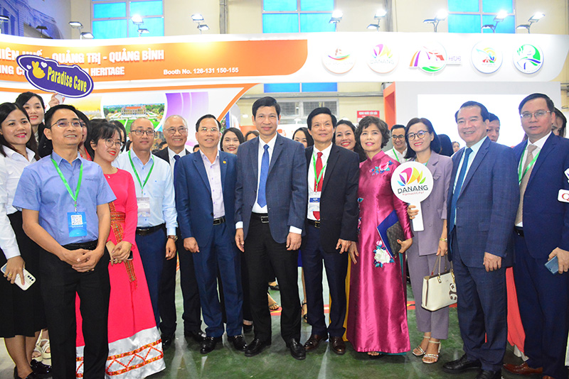 Thứ trưởng Bộ Văn hóa-Thể thao và Du lịch Hồ An Phong cùng các đại biểu tham quan gian hàng của 5 địa phương miền Trung.