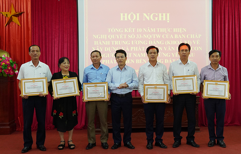 Đồng chí Bí thư Huyện ủy Lệ Thủy Phan Thanh Cường trao giấy khen cho các tập thể có thành tích trong thực hiện Nghị quyết số 33.