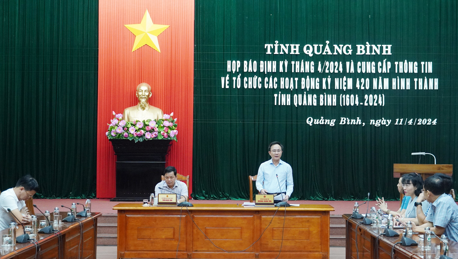Đồng chí Phó Chủ tịch UBND tỉnh Hoàng Xuân Tân chủ trì buổi họp báo. 
