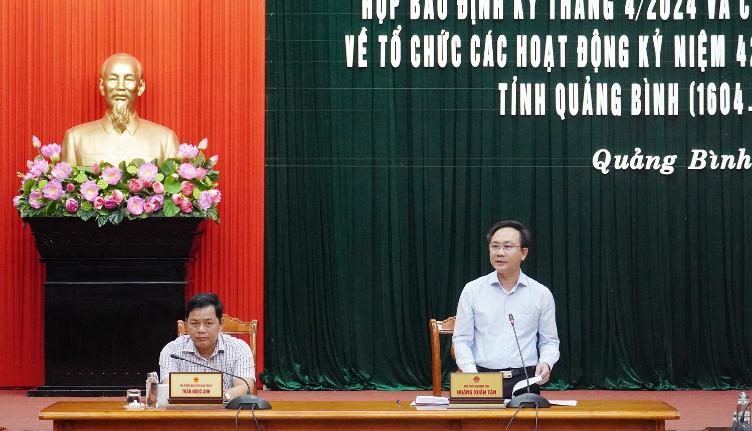 Đồng chí Phó Chủ tịch UBND tỉnh Hoàng Xuân Tân phát biểu kết luận  buổi họp báo định kỳ tháng 4.