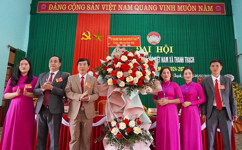  Lãnh đạo Ủy ban MTTQ Việt Nam huyện Bố Trạch tặng hoa chúc mừng Đại hội đại biểu MTTQ Việt Nam xã Thanh Trạch, nhiệm kỳ 2024-2029.