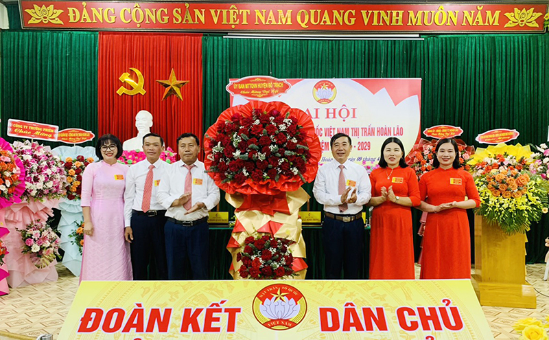 Lãnh đạo Ủy ban MTTQVN huyện Bố Trạch tặng hoa chúc mừng Đại hội đại biểu MTTQVN thị trấn Hoàn Lão, nhiệm kỳ 2024-2029.