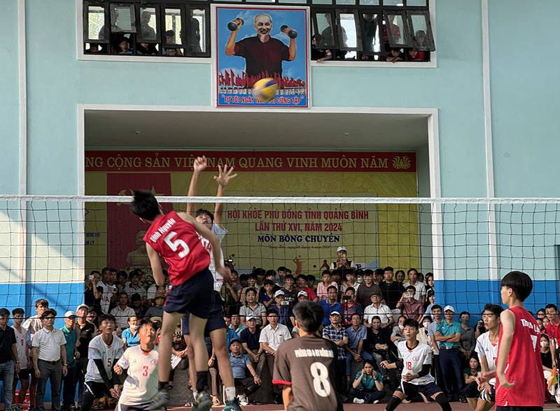 Trận chung kết bóng chuyền nam giữa đội Phòng GĐ-ĐT Lệ Thủy và Phòng GD-ĐT Đồng Hới.