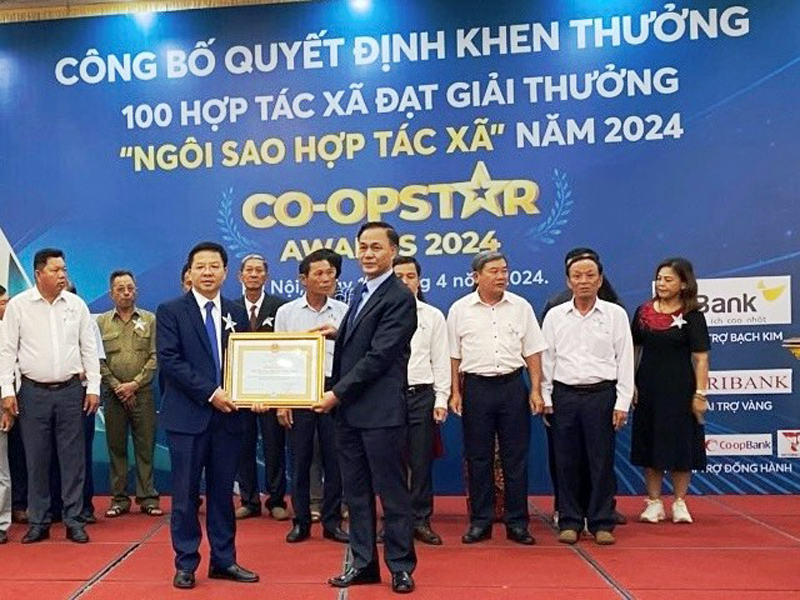 Đại diện Quỹ tín dụng nhân nhân xã Nhân Trạch nhận giải Ngôi sao HTX Việt Nam năm 2024.