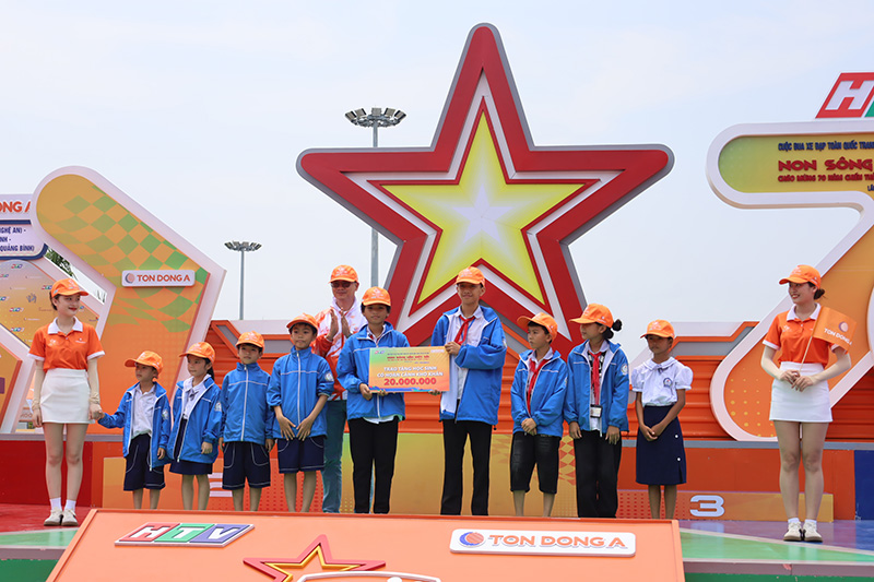 Đơn vị tài trợ trao học bổng cho các em học sinh ở các trường mầm non, tiểu học xã Trường Xuân (Quảng Ninh).