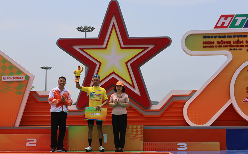 Ban tổ chức trao áo vàng sau 9 chặng đua cho VĐV Ivanov Timofei (TP. Hồ Chí Minh Vinama)