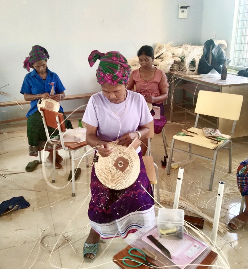 Lớp dạy nghề đan lát thủ công ở xã Trọng Hóa (Minh Hóa).